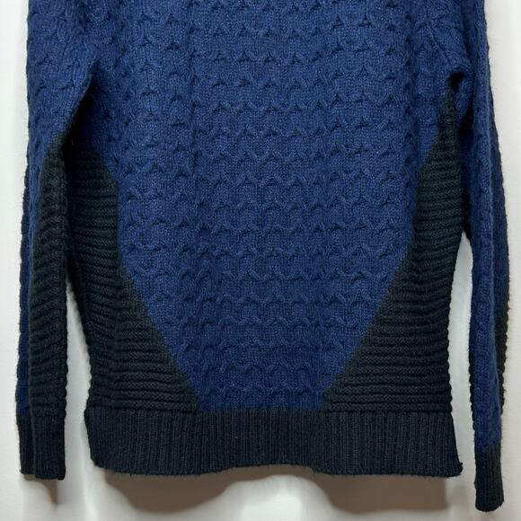 Your Neighbors Black and Blue Pullover Sweater Size L Crew Neckline - Picture 3 of 8